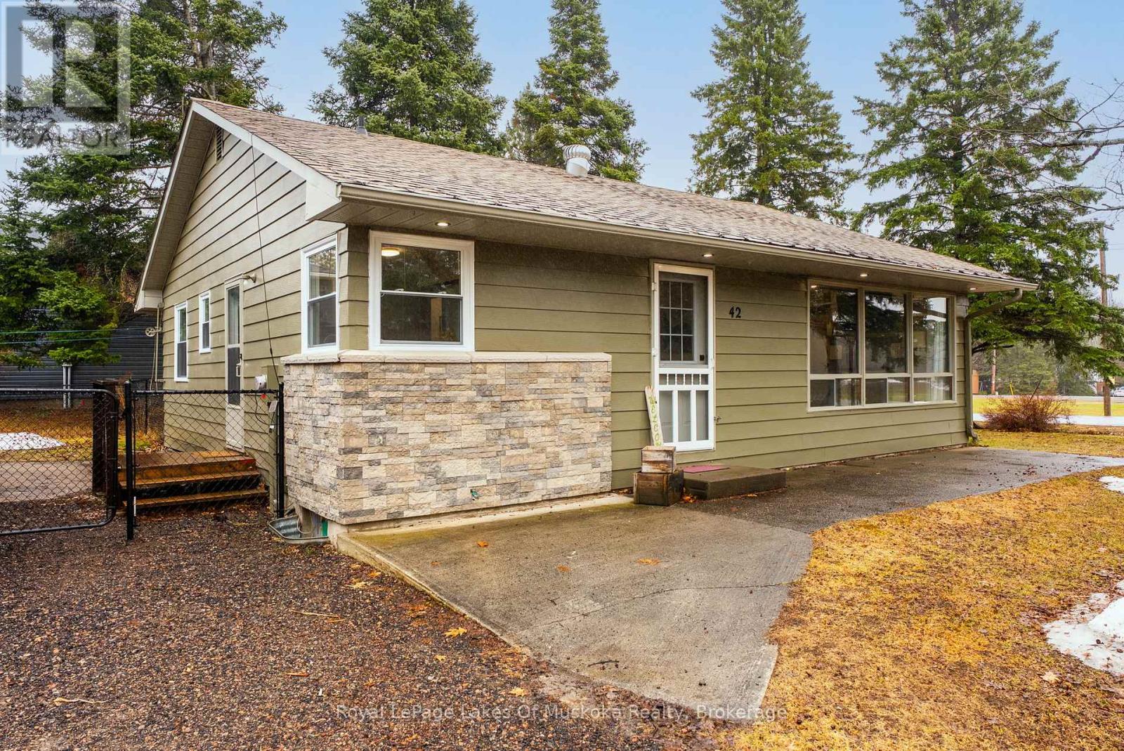 42 Riverside Drive, Huntsville, Ontario  P1H 1R6 - Photo 4 - X13012948