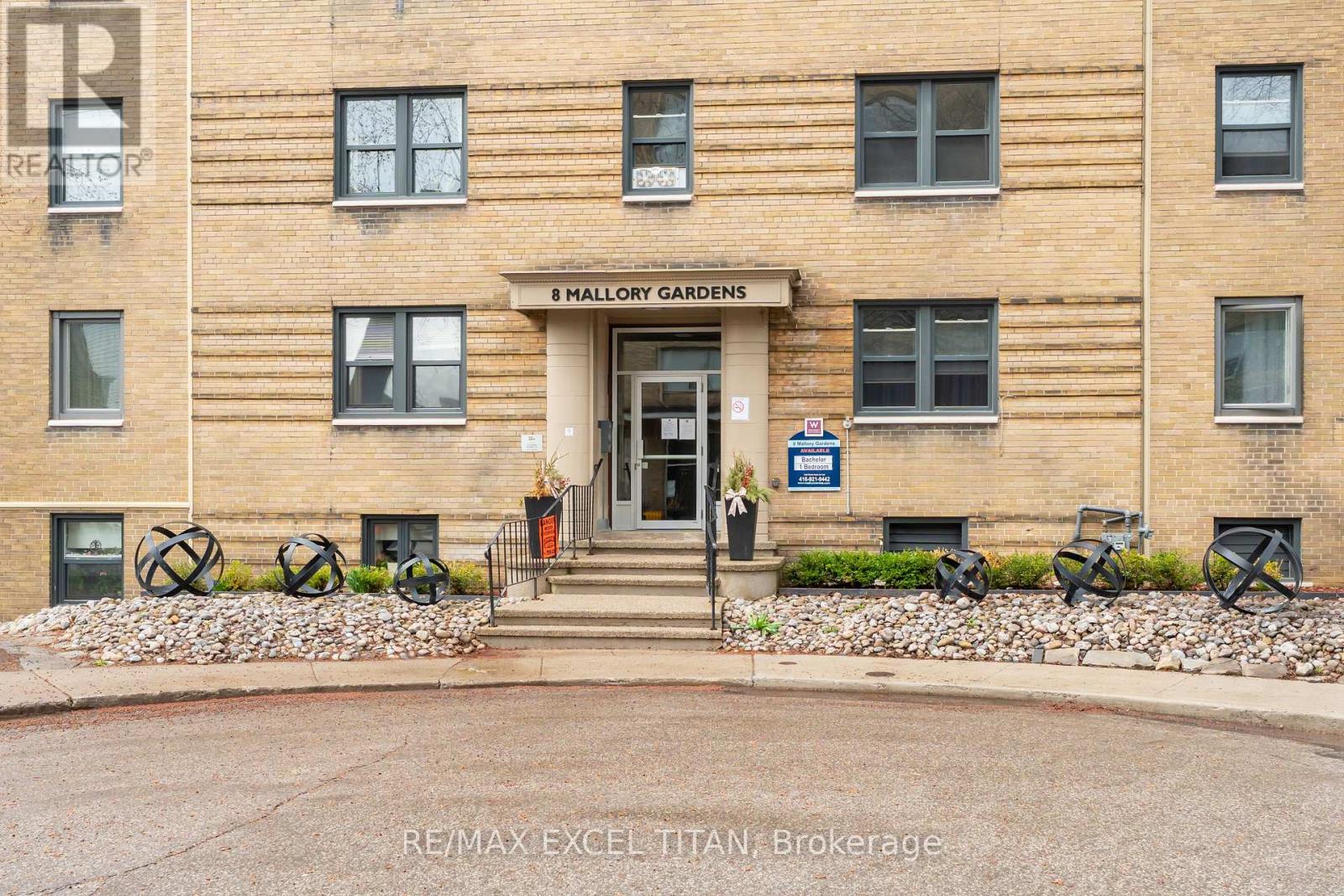 23 - 8 MALLORY GARDENS, Toronto, Ontario