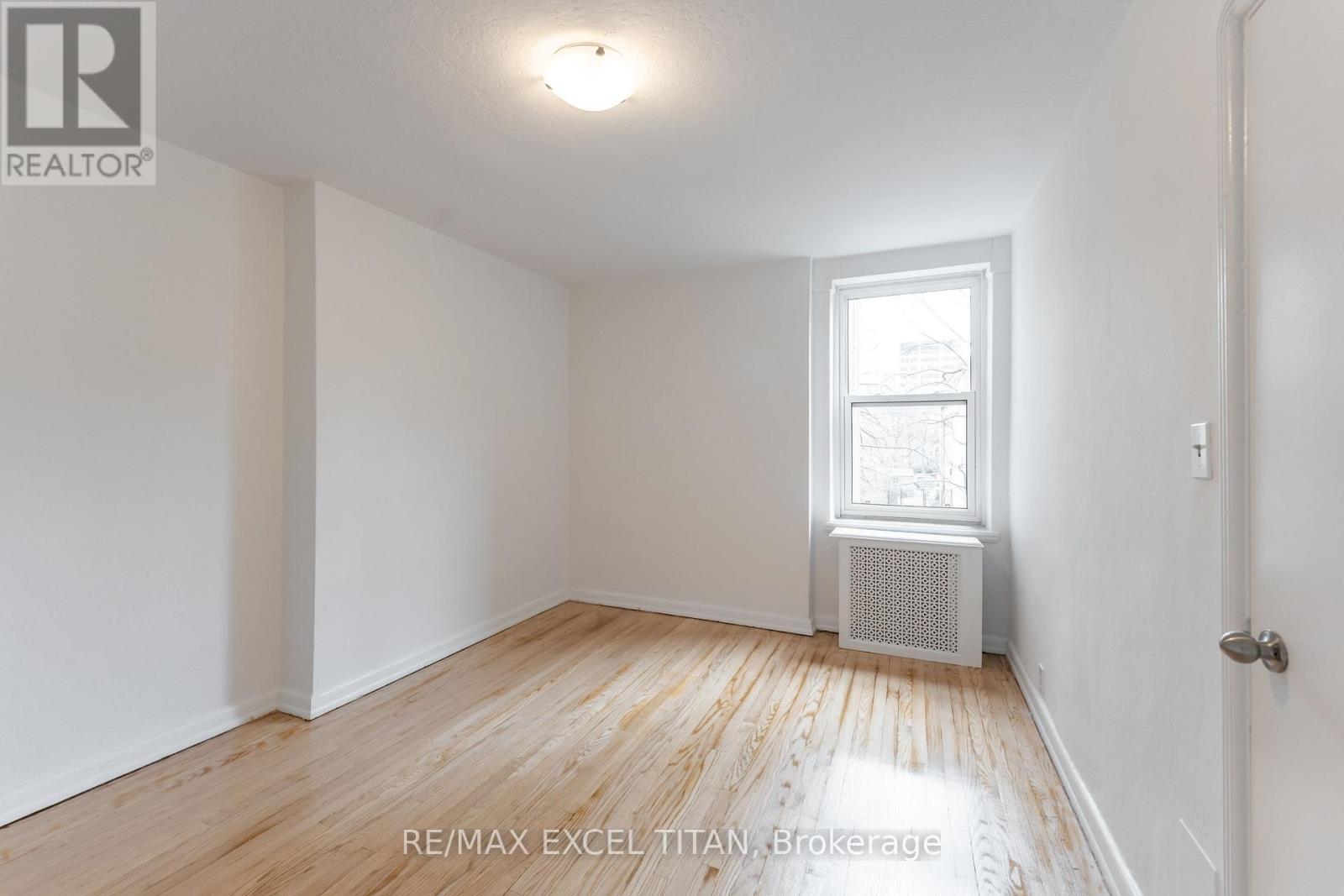 23 - 8 Mallory Gardens, Toronto, Ontario  M4V 2A6 - Photo 3 - C13012732