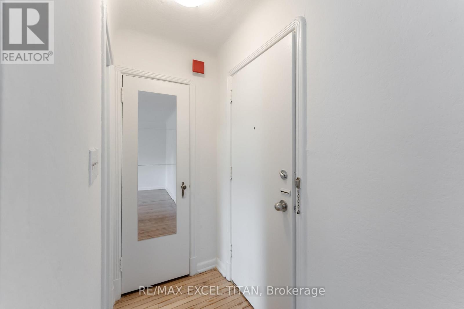 23 - 8 Mallory Gardens, Toronto, Ontario  M4V 2A6 - Photo 7 - C13012732