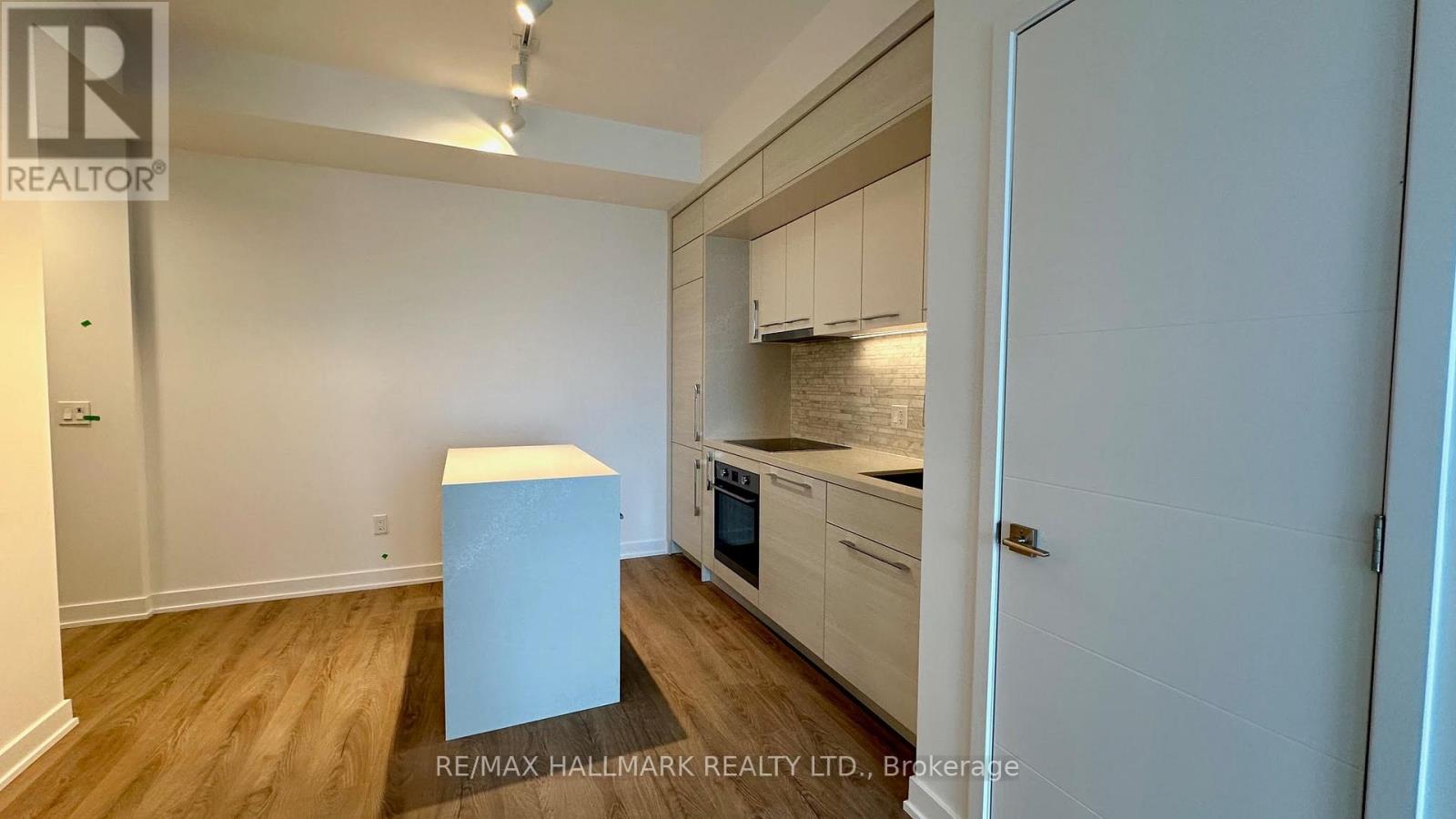 1605 - 29 Green Trail Court, Toronto, Ontario  M2K 0J9 - Photo 2 - C13012912