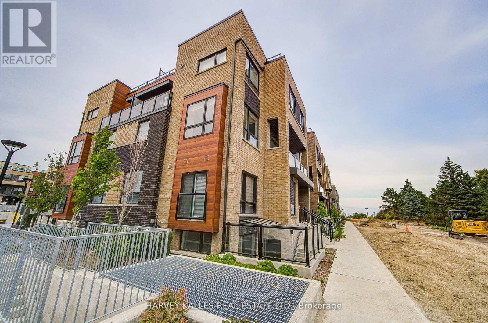 16 - 24 Lytham Green Circle, Newmarket, Ontario  L3Y 0H4 - Photo 3 - N13012826