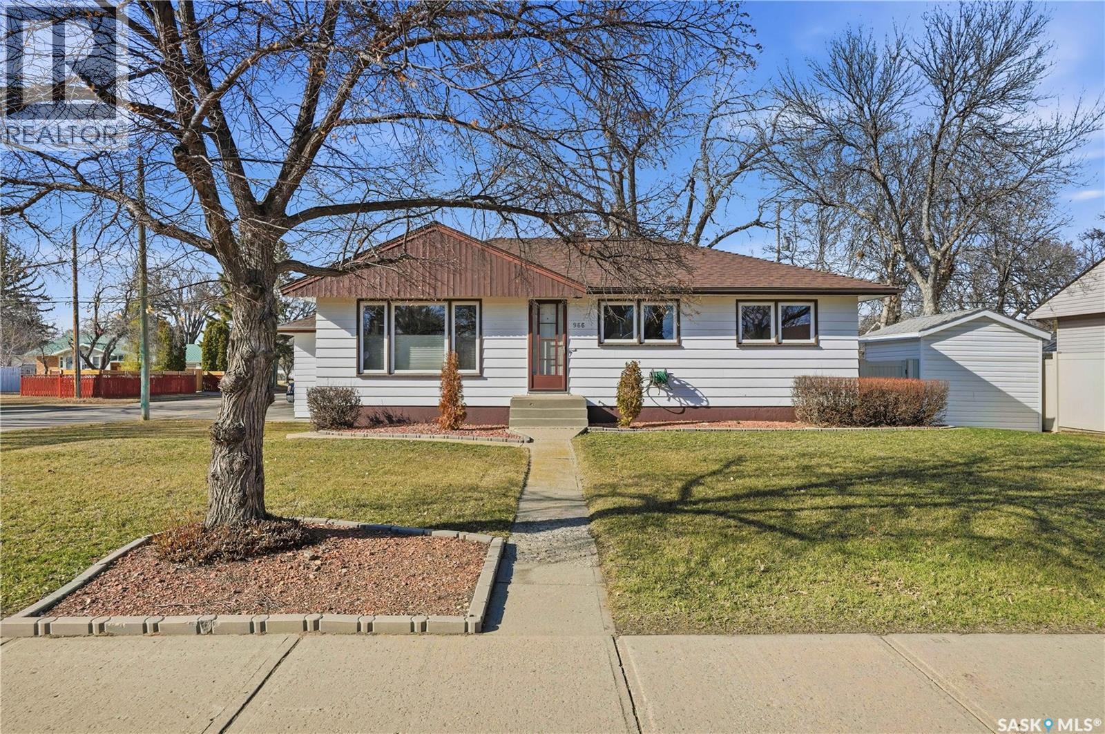 966 Grace Street, Moose Jaw, Saskatchewan  S6H 3C1 - Photo 2 - SK033167