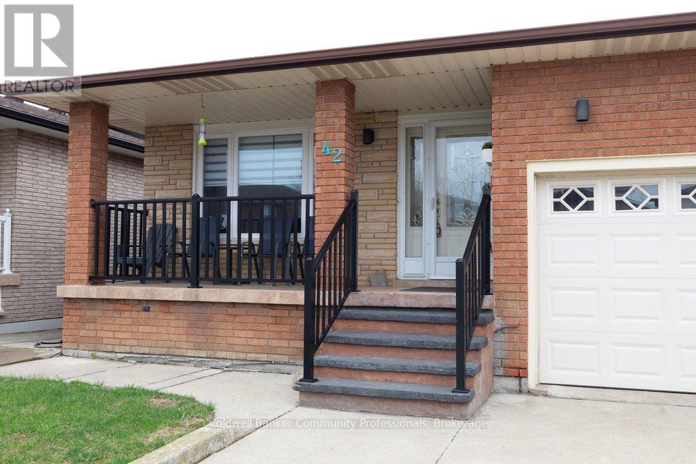 42 Lasila Court, Hamilton, Ontario  L9C 7B6 - Photo 4 - X12984460