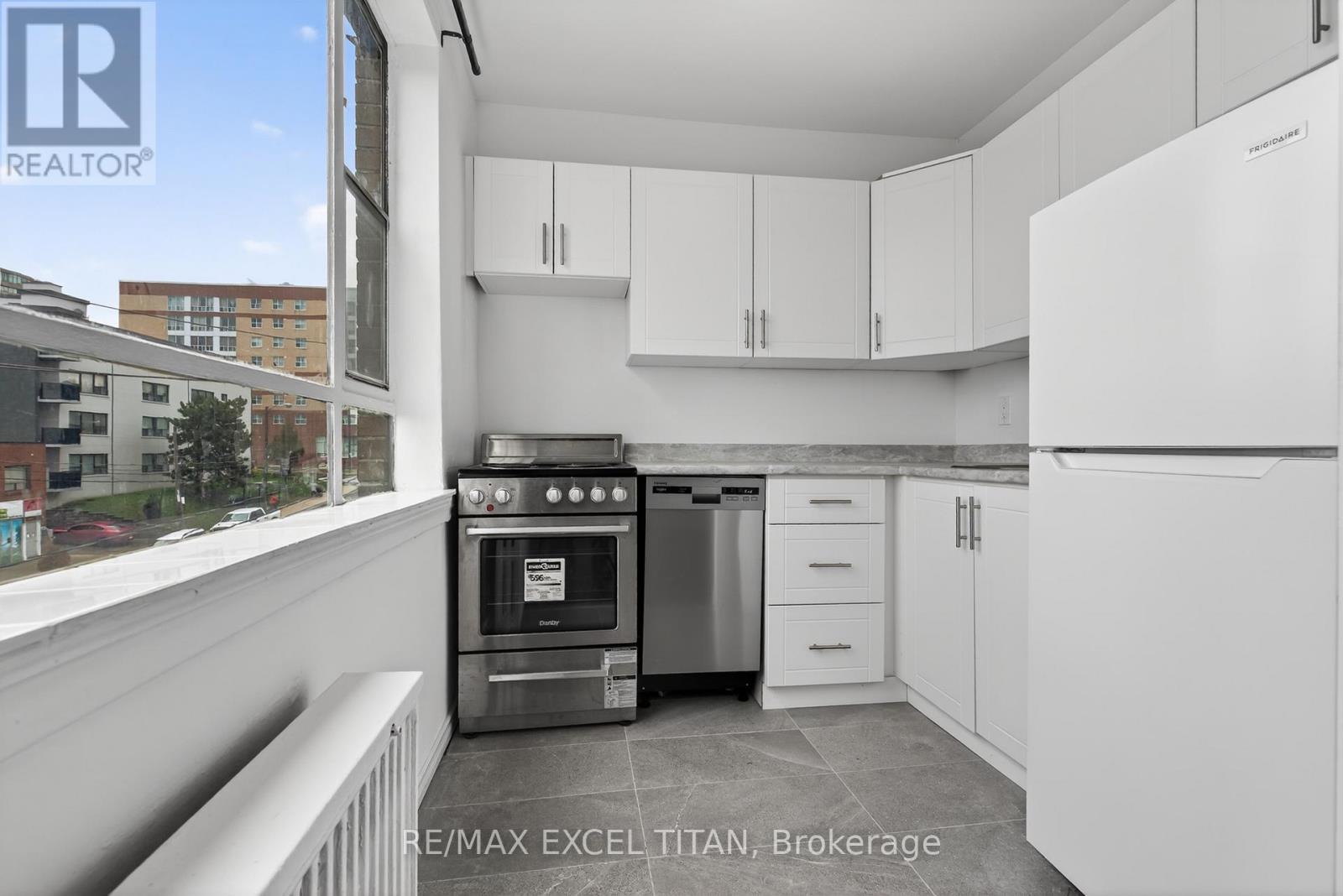 302 - 2515 Eglinton Avenue W, Toronto, Ontario  M6M 1T2 - Photo 3 - W13012708