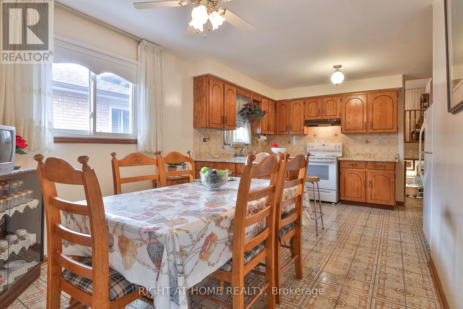 101 Benjamin Boake Trail, Toronto (York University Heights), Ontario  M3J 3C8 - Photo 8 - W13012798