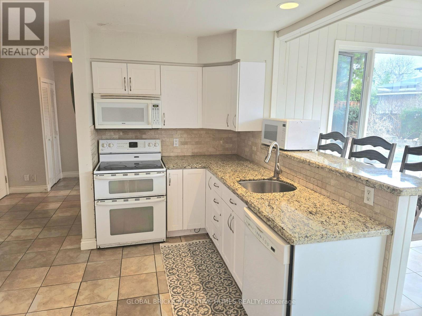 47 Parkview Place, Brampton, Ontario  L6W 2G2 - Photo 12 - W13012910