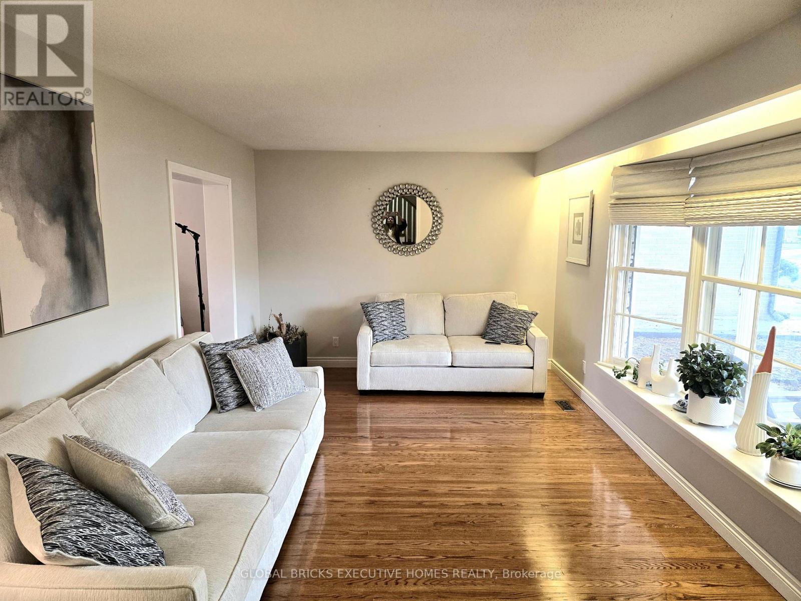 47 Parkview Place, Brampton, Ontario  L6W 2G2 - Photo 5 - W13012910