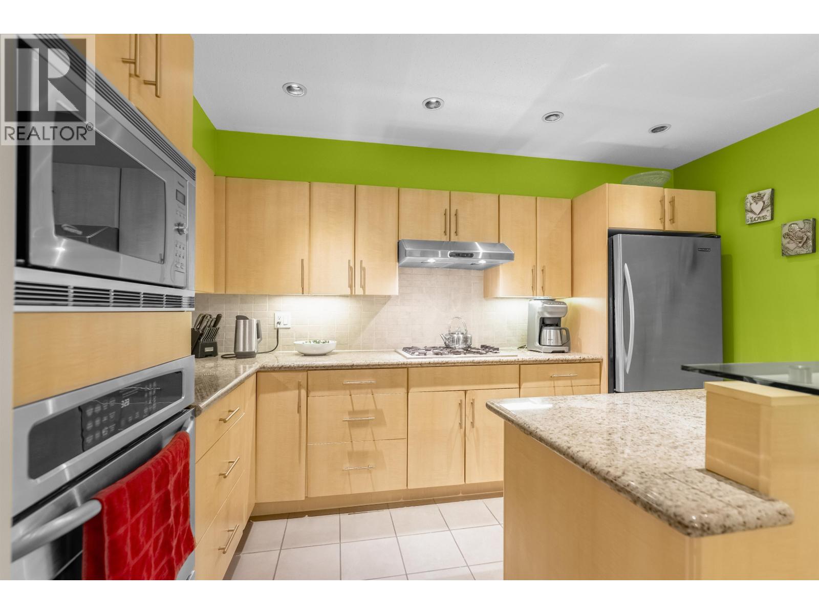 104 3750 Edgemont Boulevard, North Vancouver, British Columbia  V7R 2P8 - Photo 3 - R3086508