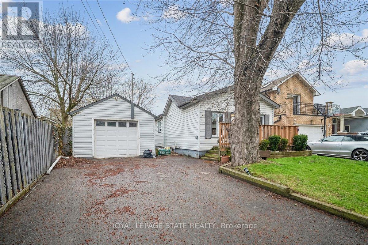 5 Herbert Court, Hamilton (Lakeshore), Ontario  L8E 5A7 - Photo 3 - X13012786