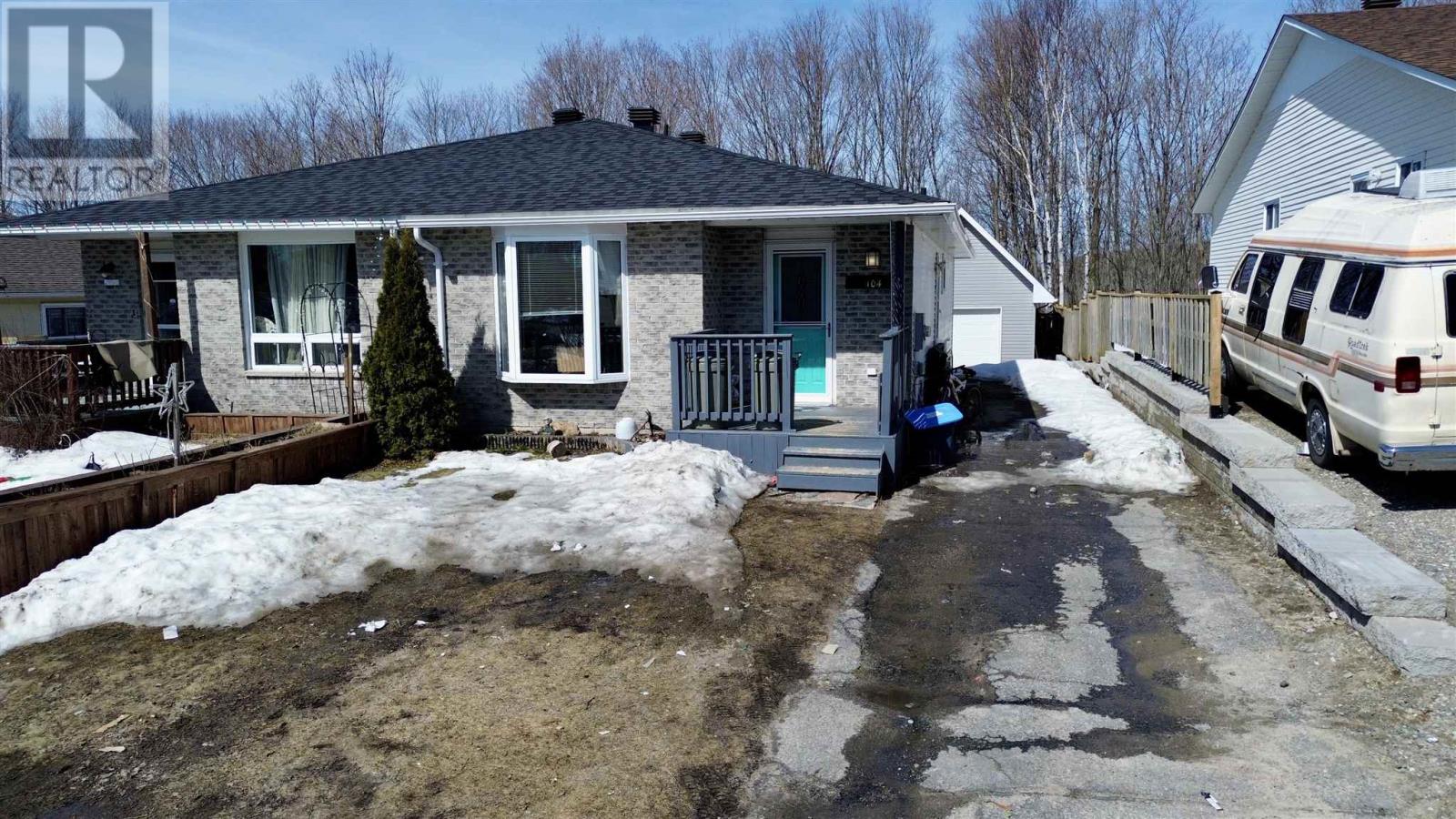 104 Taylor Blvd, Elliot Lake, Ontario  P5A 3K2 - Photo 2 - SM260533