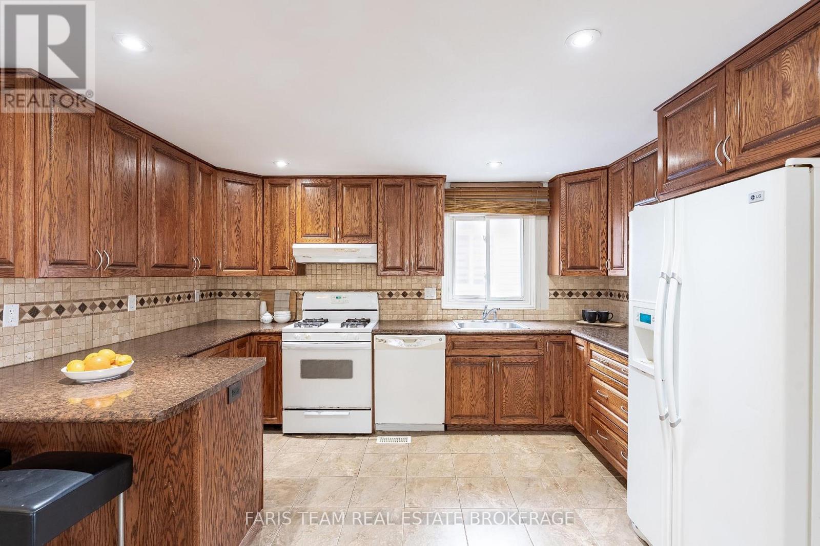 13 Maitland Drive, Barrie, Ontario  L4M 5W1 - Photo 4 - S12964874