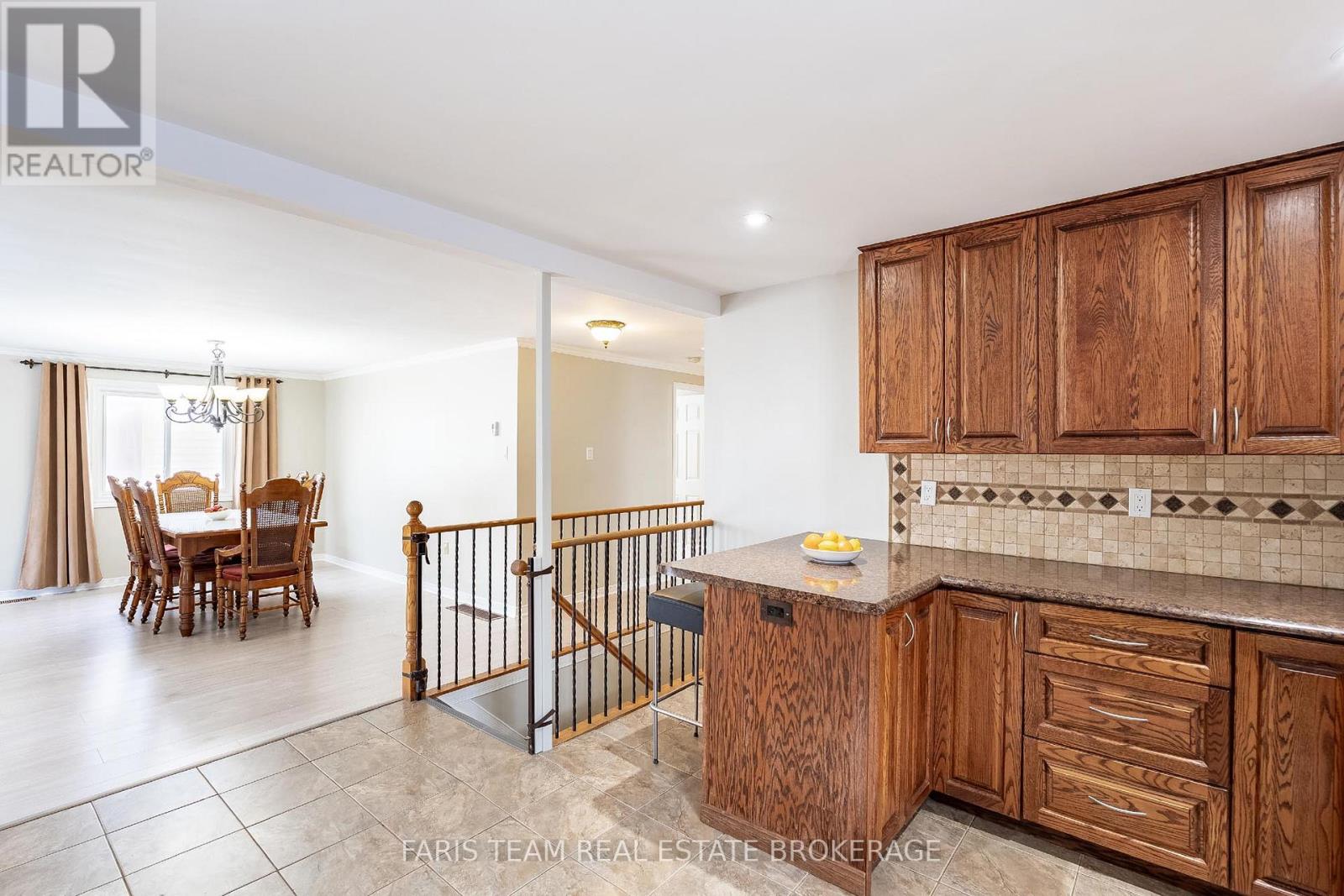 13 Maitland Drive, Barrie, Ontario  L4M 5W1 - Photo 7 - S12964874