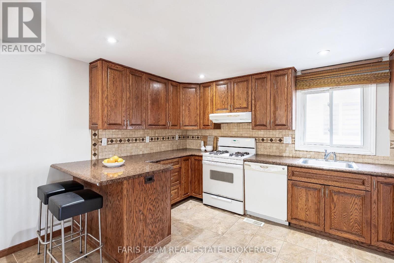 13 Maitland Drive, Barrie, Ontario  L4M 5W1 - Photo 5 - S12964874