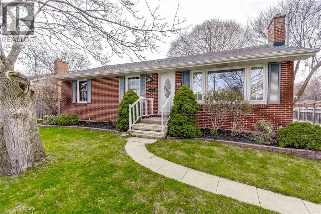 1057 Cedar Avenue, Burlington, Ontario  L7T 2R8 - Photo 4 - 40819195