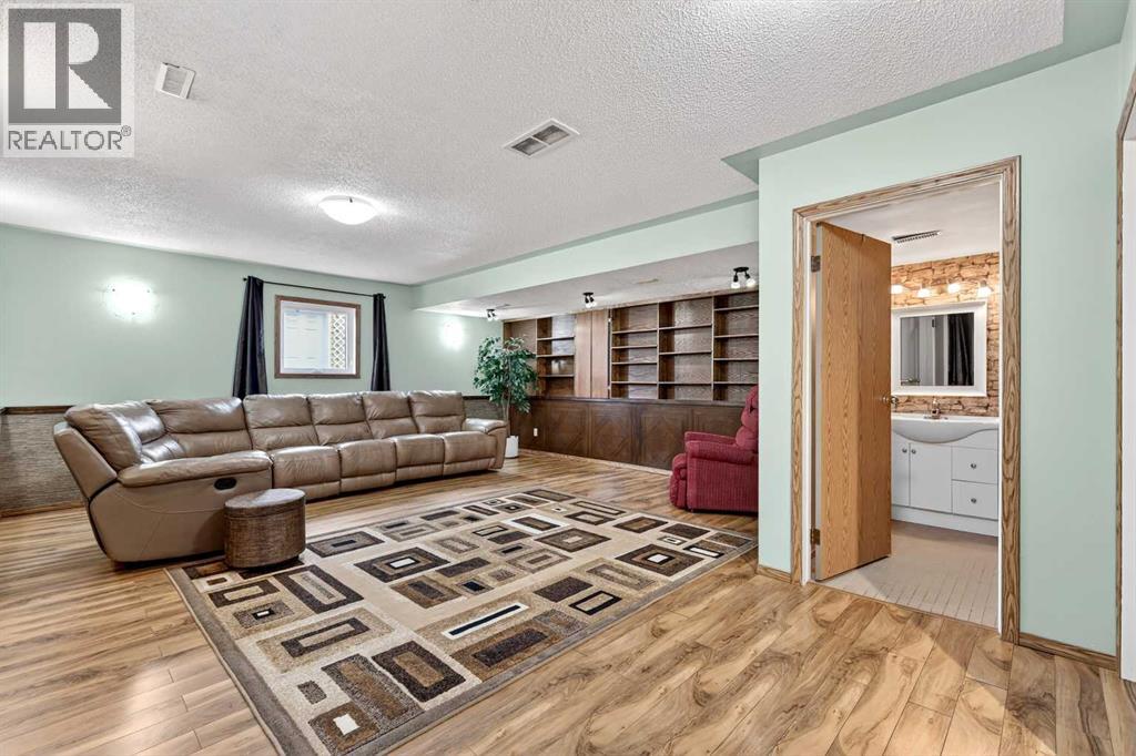 886 Erin Woods Drive Se, Calgary, Alberta  T2B 3C4 - Photo 30 - A2292202