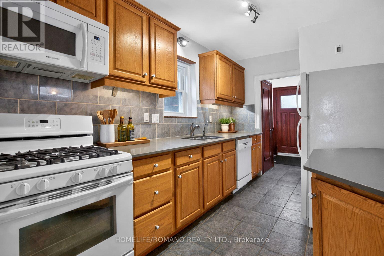 9 Little Avenue, Toronto, Ontario  M9N 1K3 - Photo 14 - W13013022