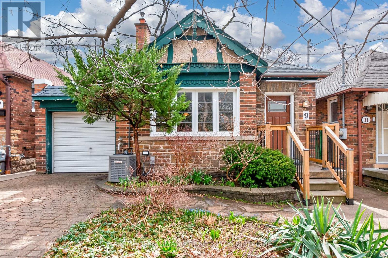 9 Little Avenue, Toronto, Ontario  M9N 1K3 - Photo 2 - W13013022