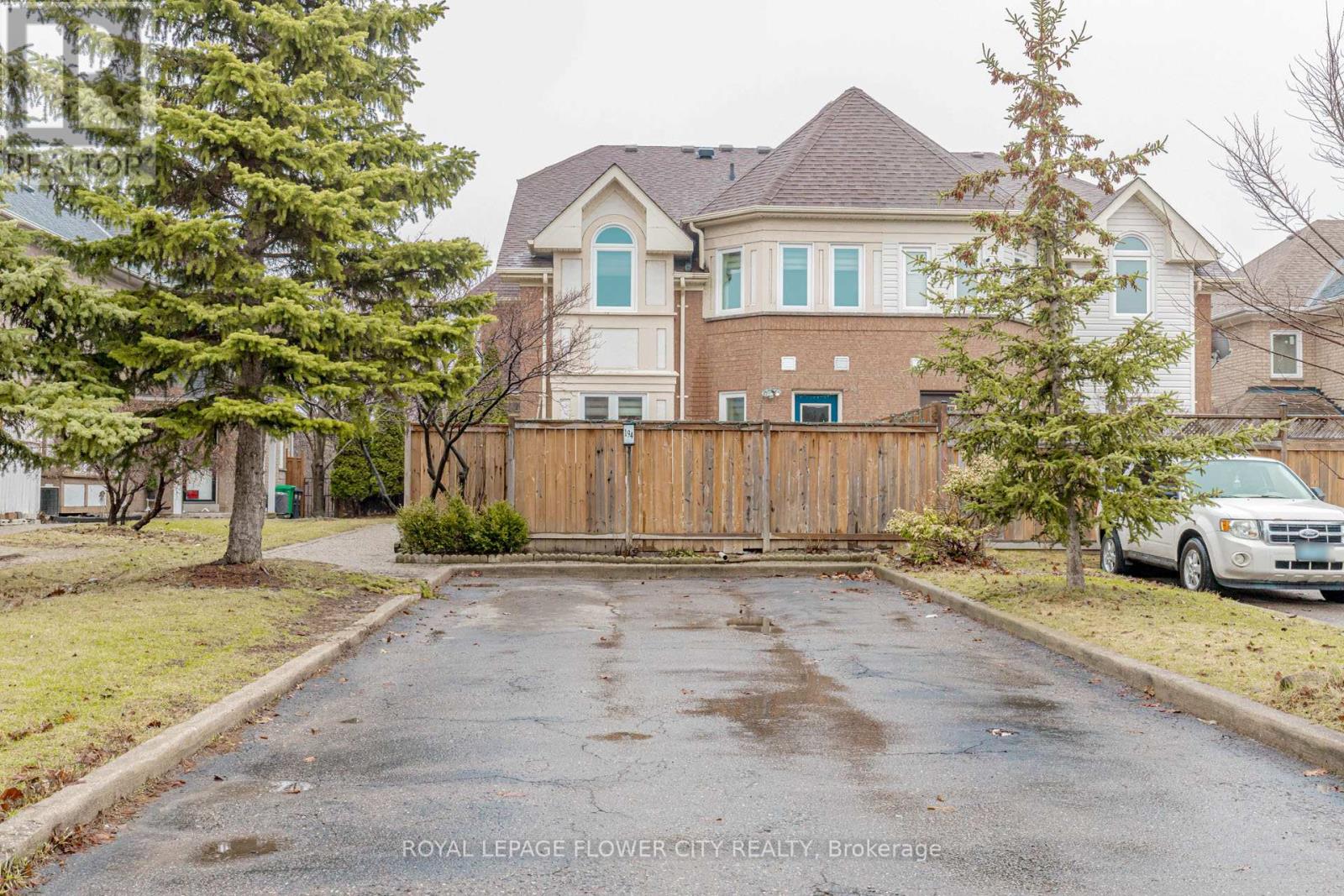194 Pressed Brick Drive, Brampton, Ontario  L6V 4K7 - Photo 4 - W12959536