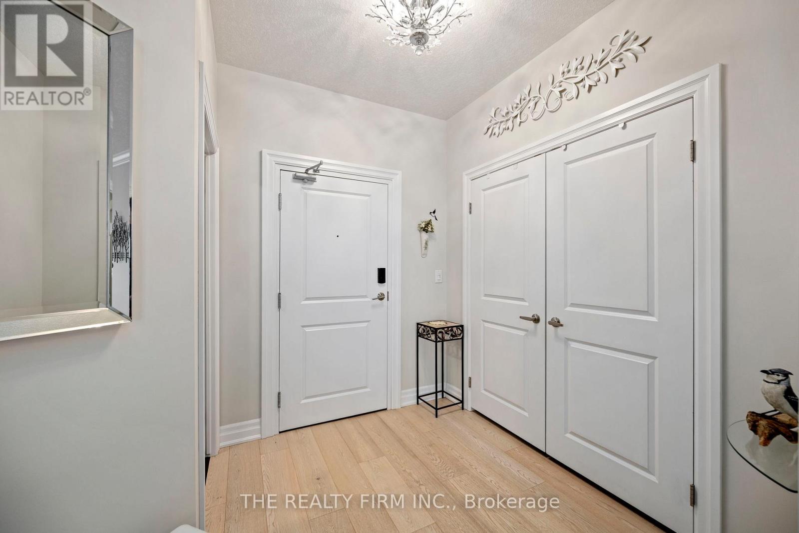 1304 - 240 Villagewalk Boulevard, London North, Ontario  N6G 0P6 - Photo 4 - X13013152