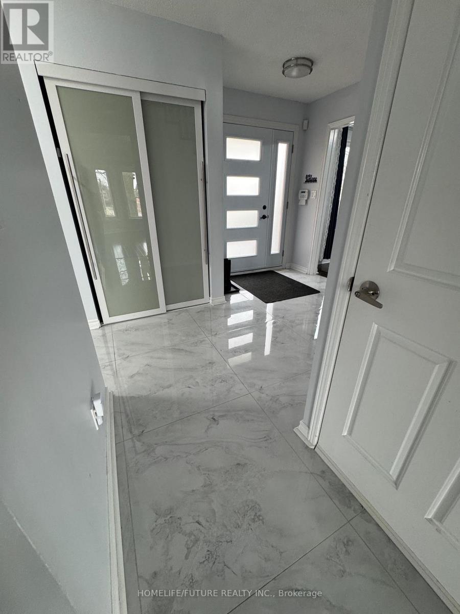 14 Lowder Place, Whitby, Ontario  L1N 8B9 - Photo 2 - E13013358