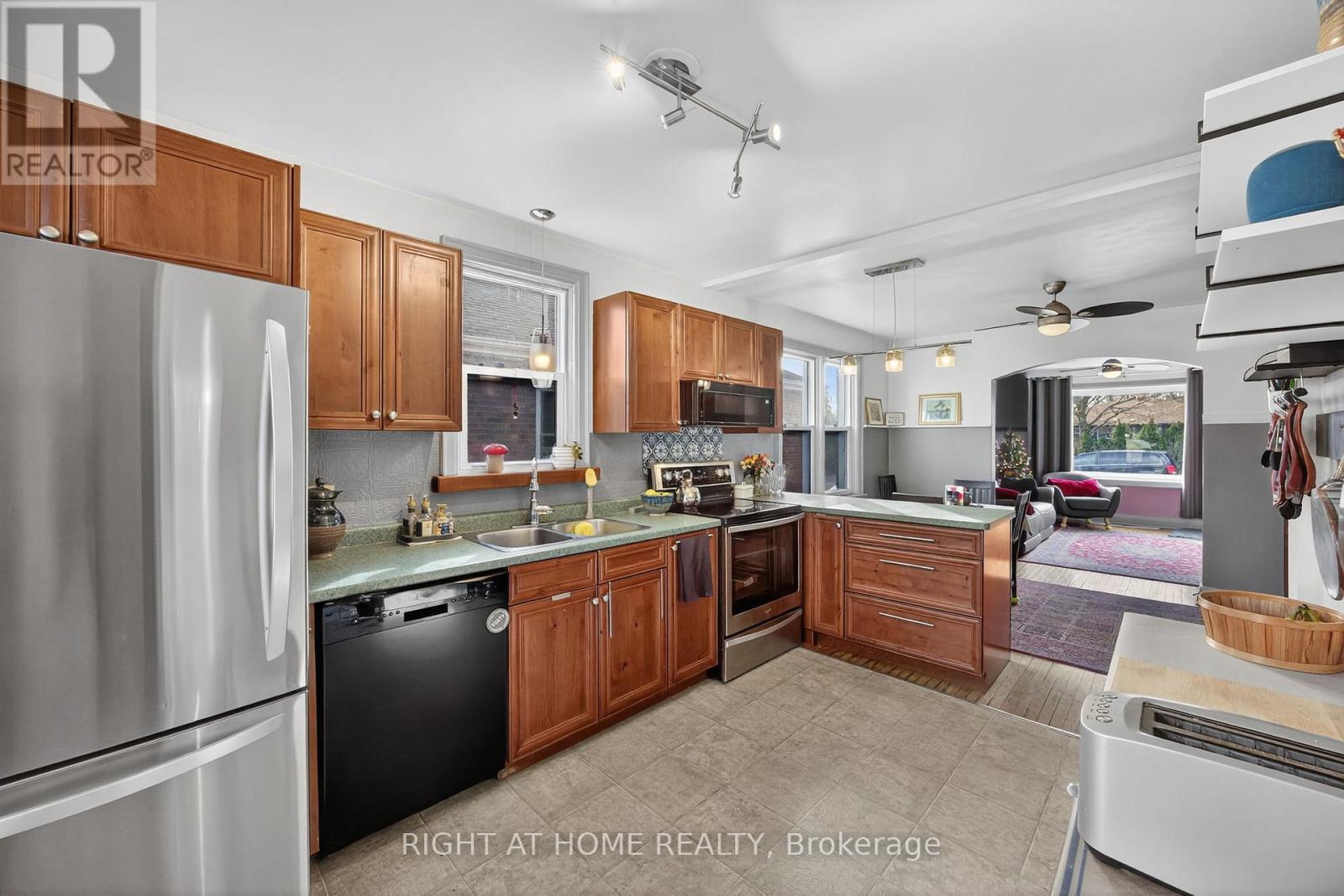 25 Thomson Street, Barrie, Ontario  L4N 1X4 - Photo 8 - S13013342