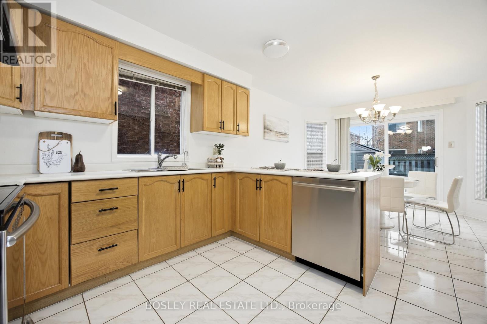 5176 Castlefield Drive, Mississauga, Ontario  L5V 1S2 - Photo 6 - W13013148