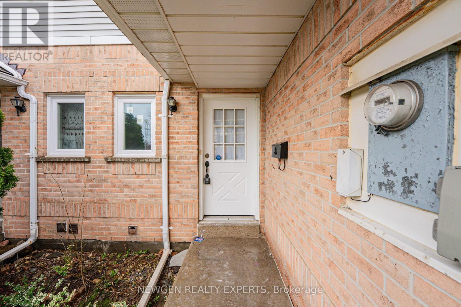 68 Wickstead Court, Brampton, Ontario  L6R 1N8 - Photo 4 - W13013270