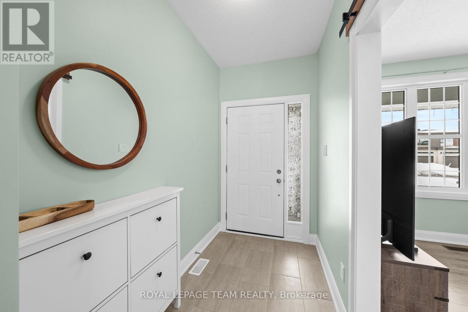 111 Dun Skipper Drive, Ottawa, Ontario  K1X 0G1 - Photo 2 - X12837782