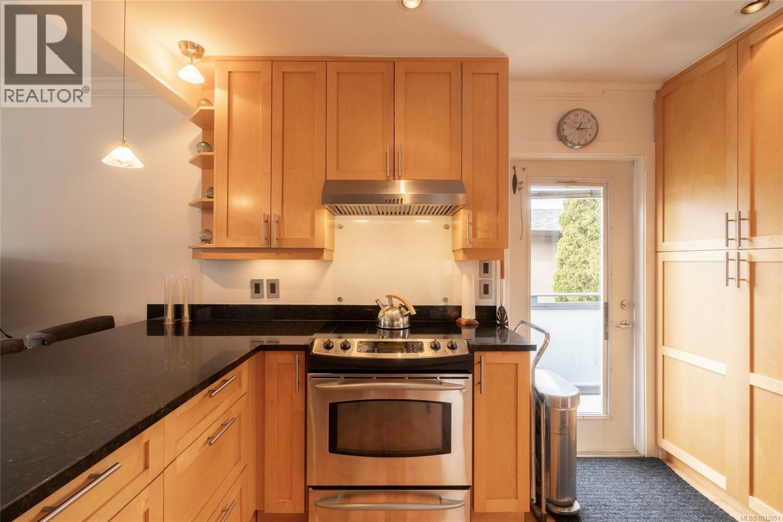 870 Pendene Pl, Saanich, British Columbia  V8X 3A1 - Photo 6 - 1032051