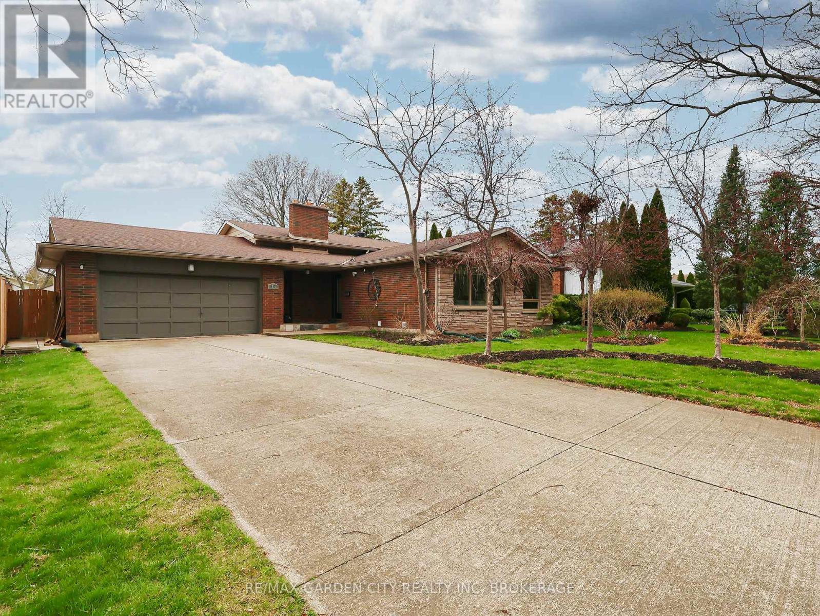 15 Black Friars Road, St. Catharines, Ontario  L2N 2M8 - Photo 1 - X13013400