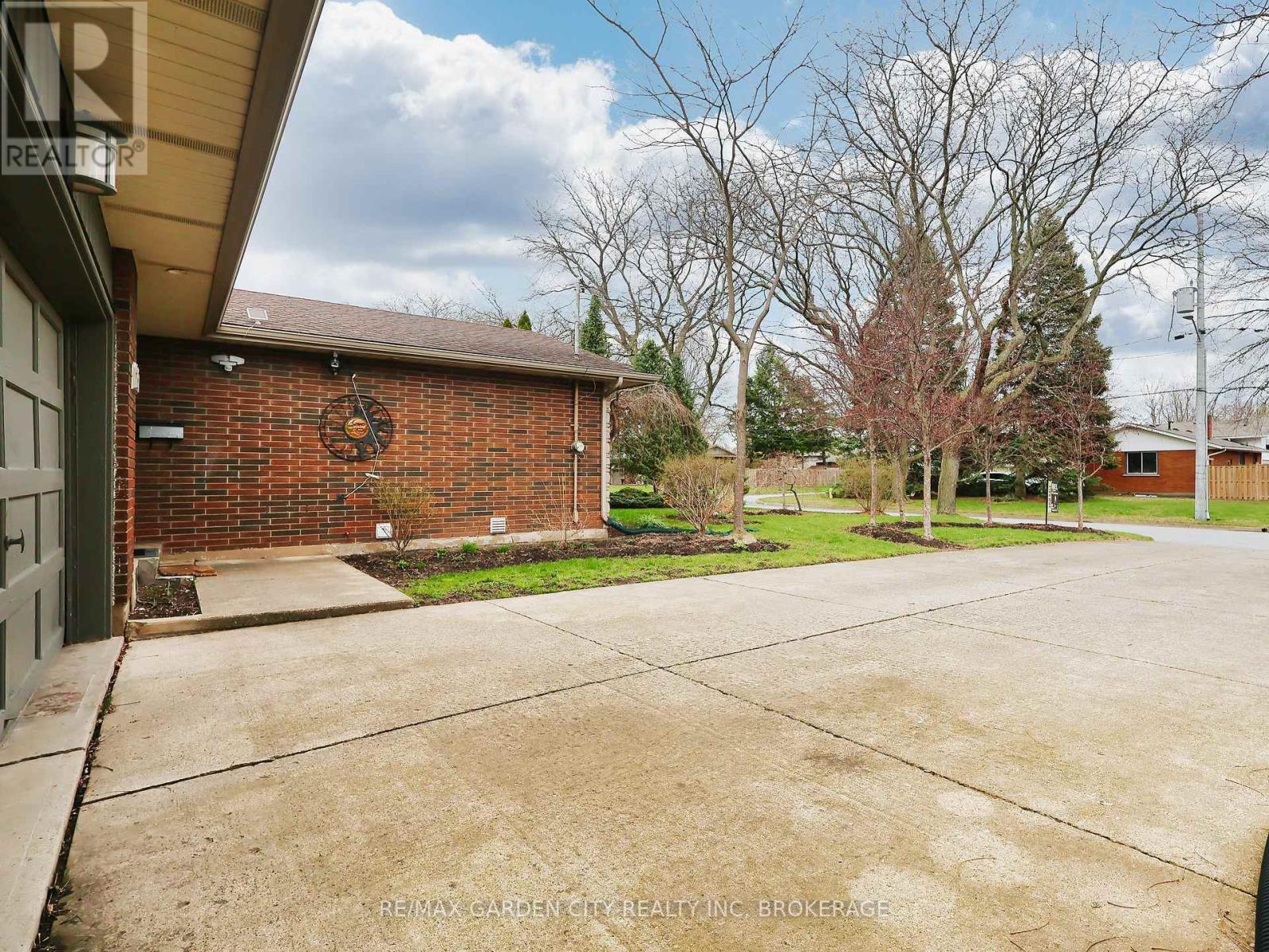 15 Black Friars Road, St. Catharines, Ontario  L2N 2M8 - Photo 4 - X13013400