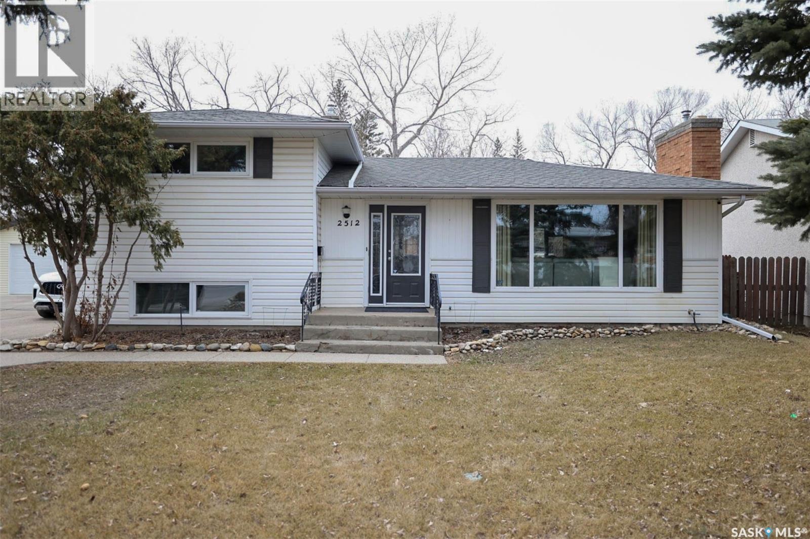2512 Grant Road, Regina, Saskatchewan  S4S 5E6 - Photo 2 - SK033161