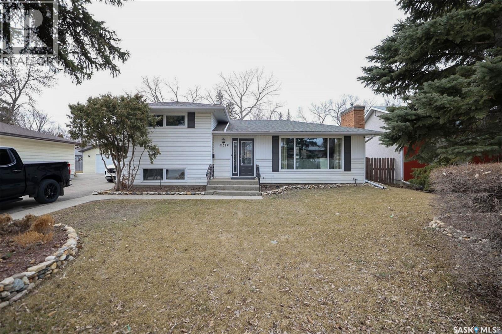 2512 Grant Road, Regina, Saskatchewan  S4S 5E6 - Photo 3 - SK033161