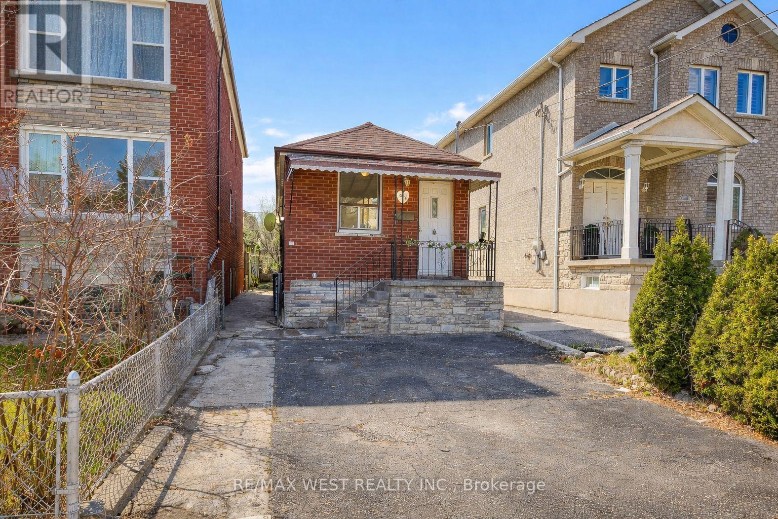 538 MCROBERTS AVENUE, Toronto, Ontario