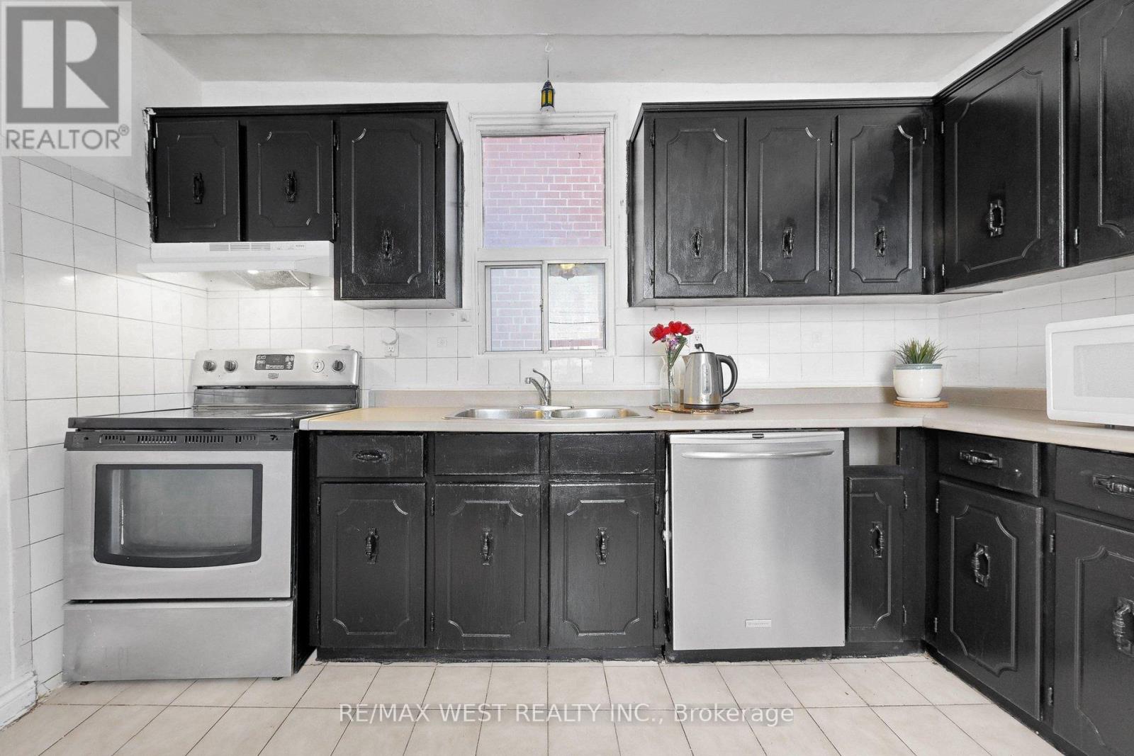 538 Mcroberts Avenue, Toronto, Ontario  M6E 4R6 - Photo 13 - W13013448