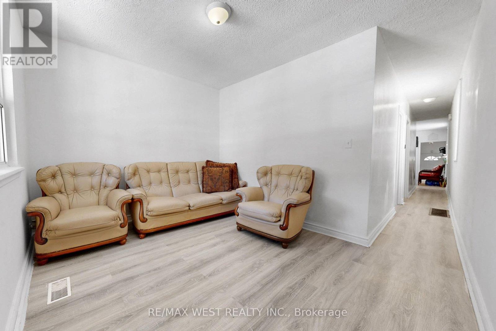 538 Mcroberts Avenue, Toronto, Ontario  M6E 4R6 - Photo 3 - W13013448