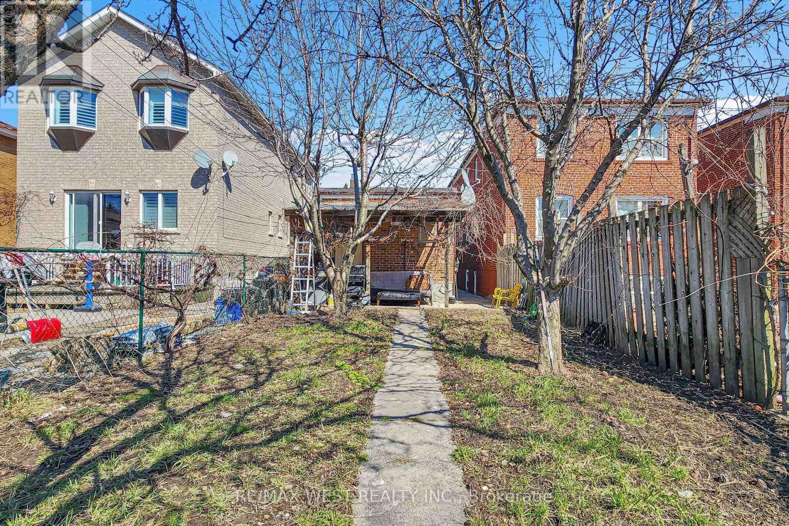 538 Mcroberts Avenue, Toronto, Ontario  M6E 4R6 - Photo 31 - W13013448
