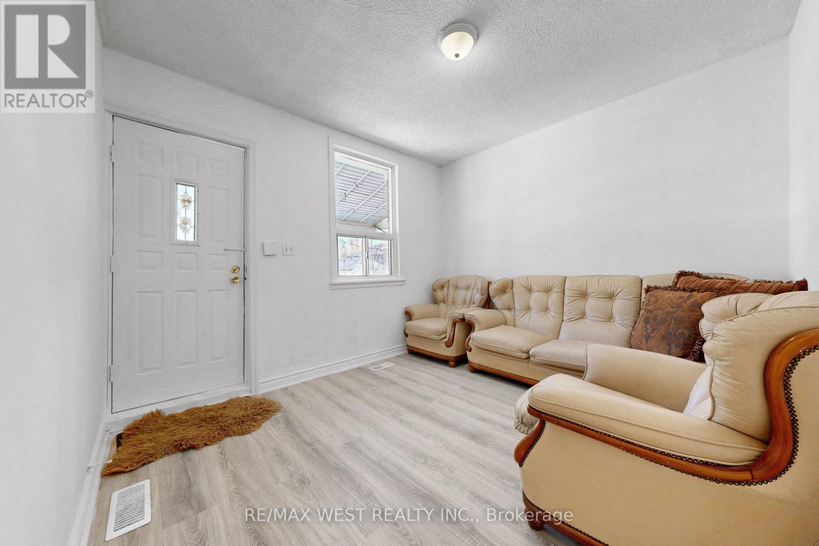 538 Mcroberts Avenue, Toronto, Ontario  M6E 4R6 - Photo 4 - W13013448