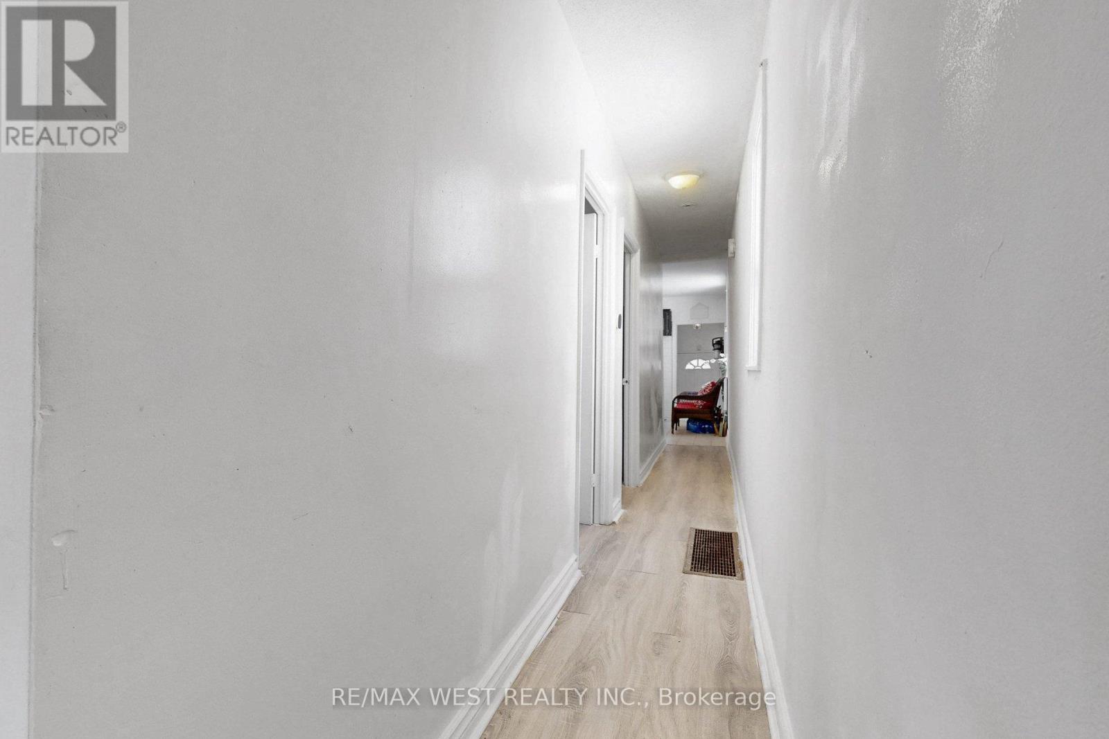 538 Mcroberts Avenue, Toronto, Ontario  M6E 4R6 - Photo 5 - W13013448