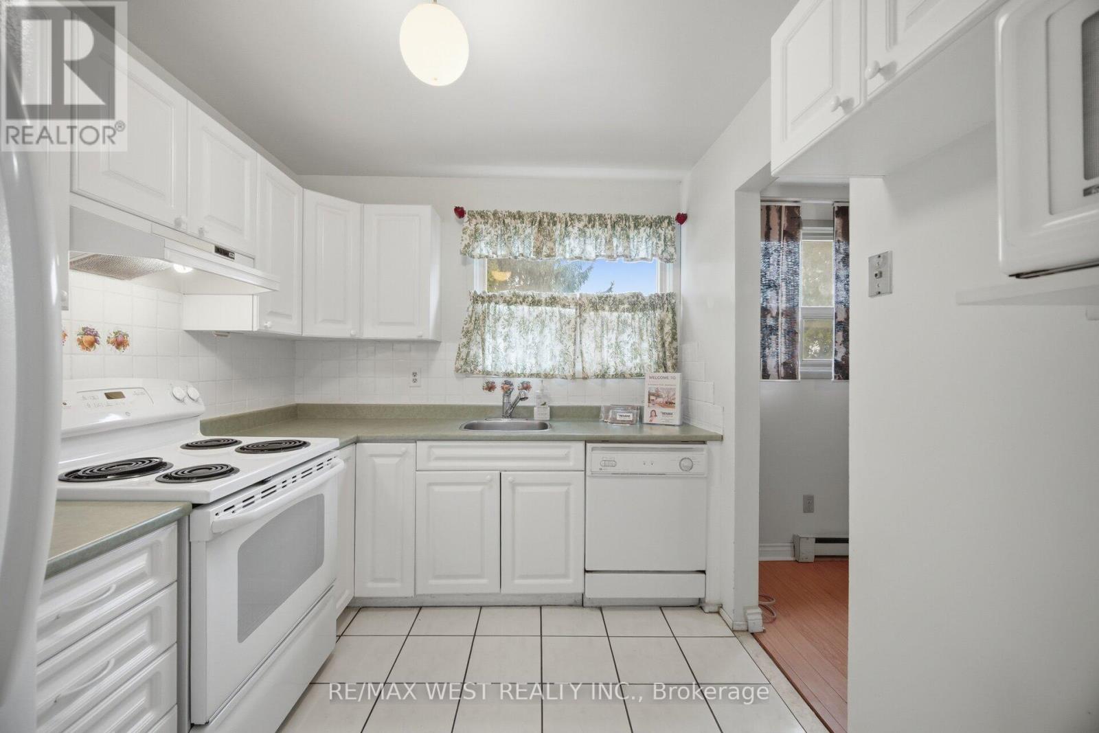 6 Hillpark Trail S, Brampton (Central Park), Ontario  L6S 1R1 - Photo 8 - W13013498