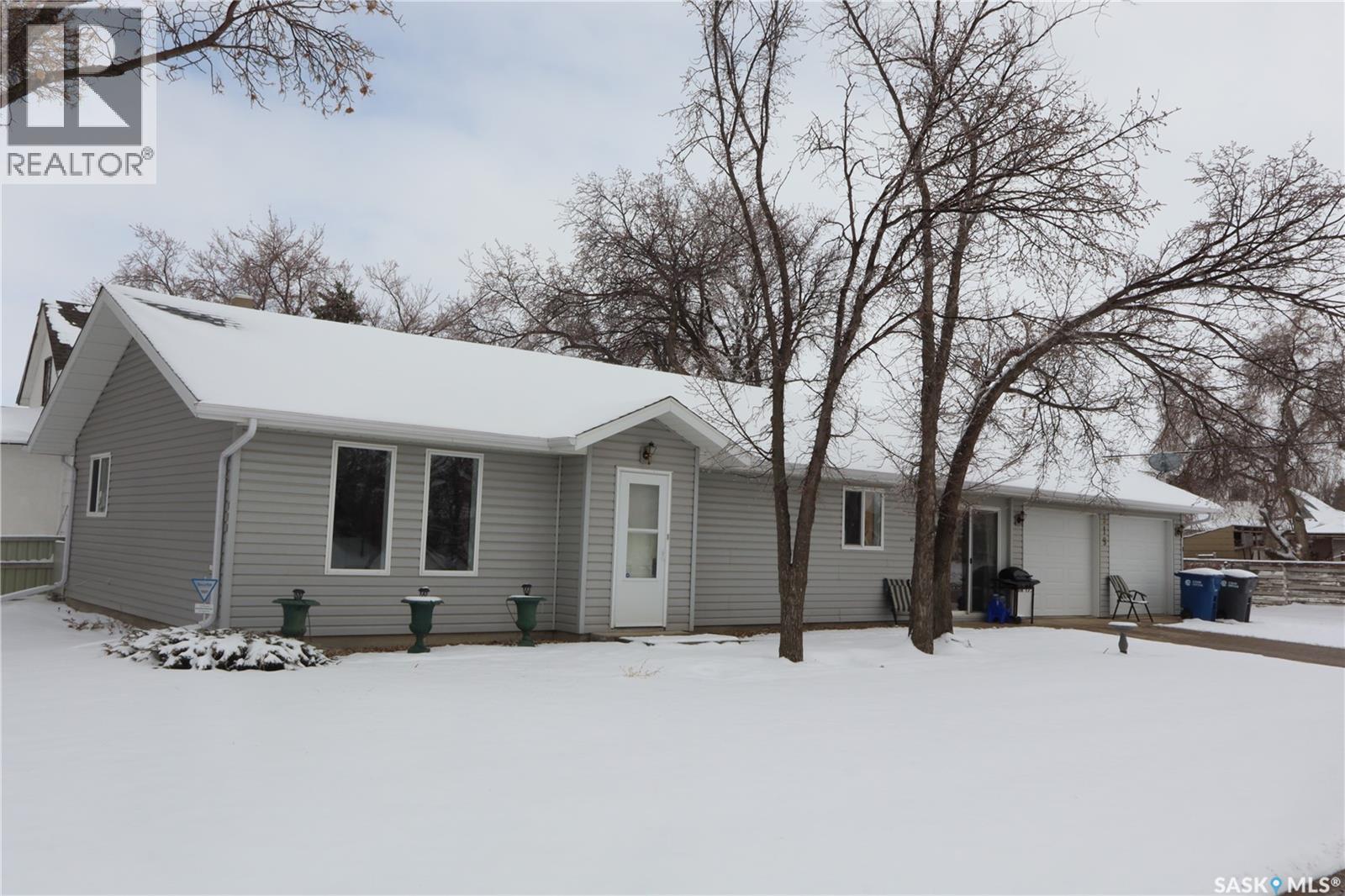 W 319 6th AVENUE W, assiniboia, Saskatchewan