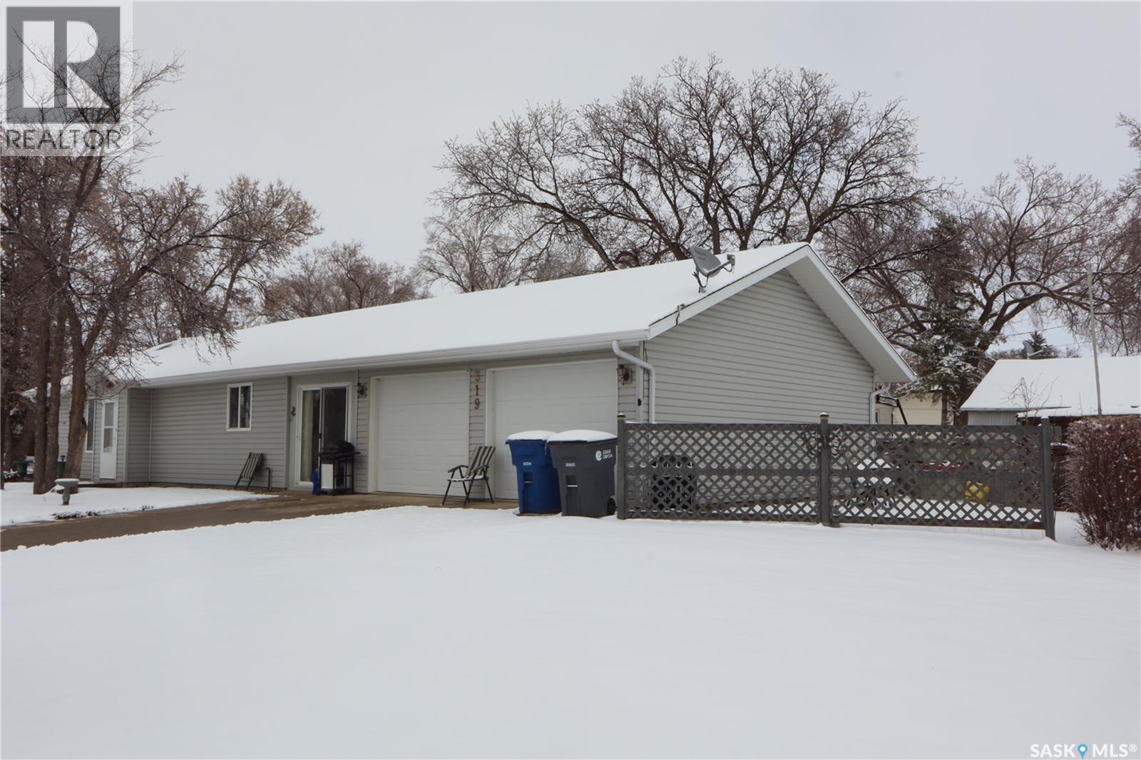 W 319 6th Avenue W, Assiniboia, Saskatchewan  S0H 0B0 - Photo 2 - SK033263