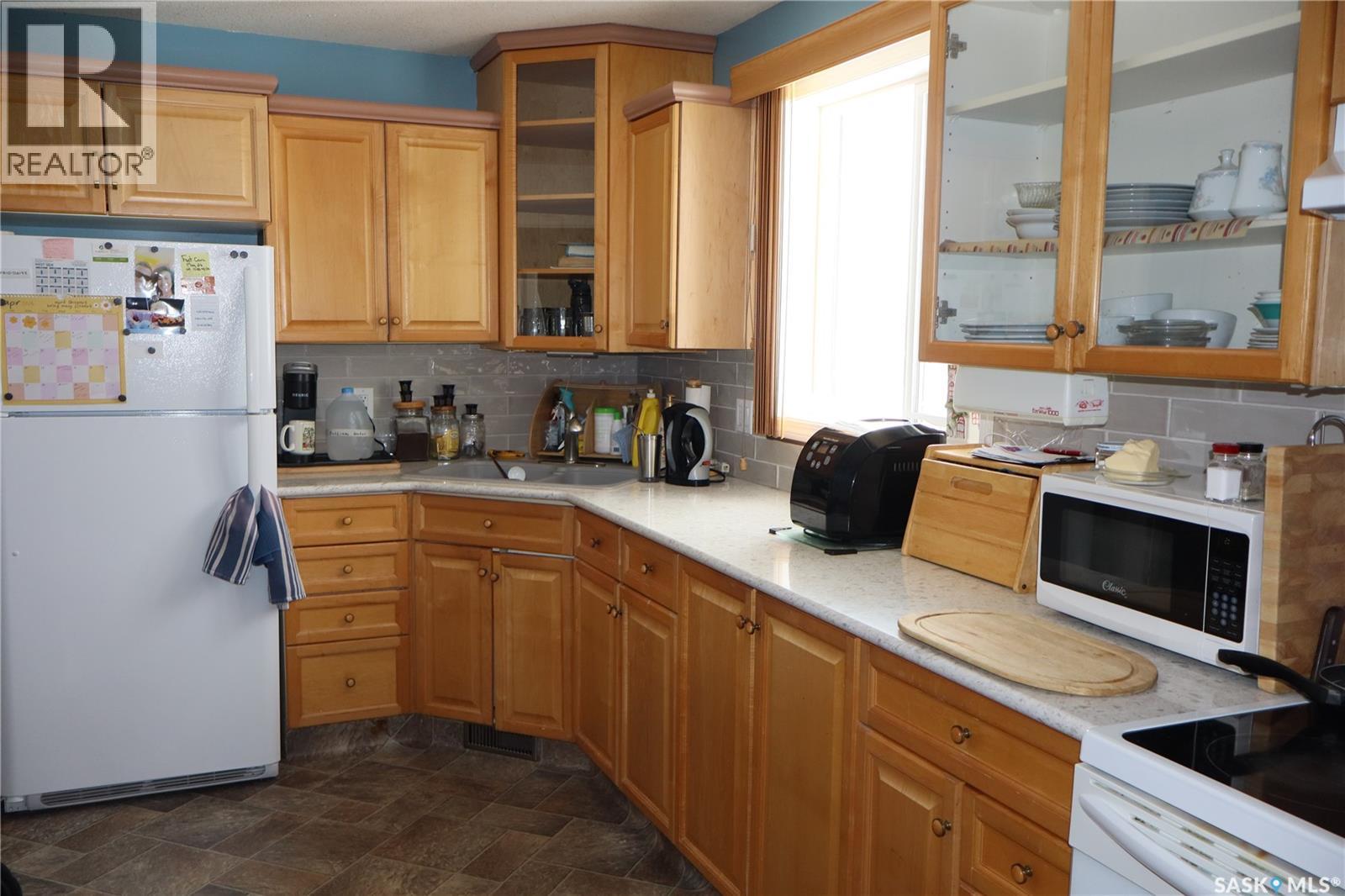 W 319 6th Avenue W, Assiniboia, Saskatchewan  S0H 0B0 - Photo 3 - SK033263