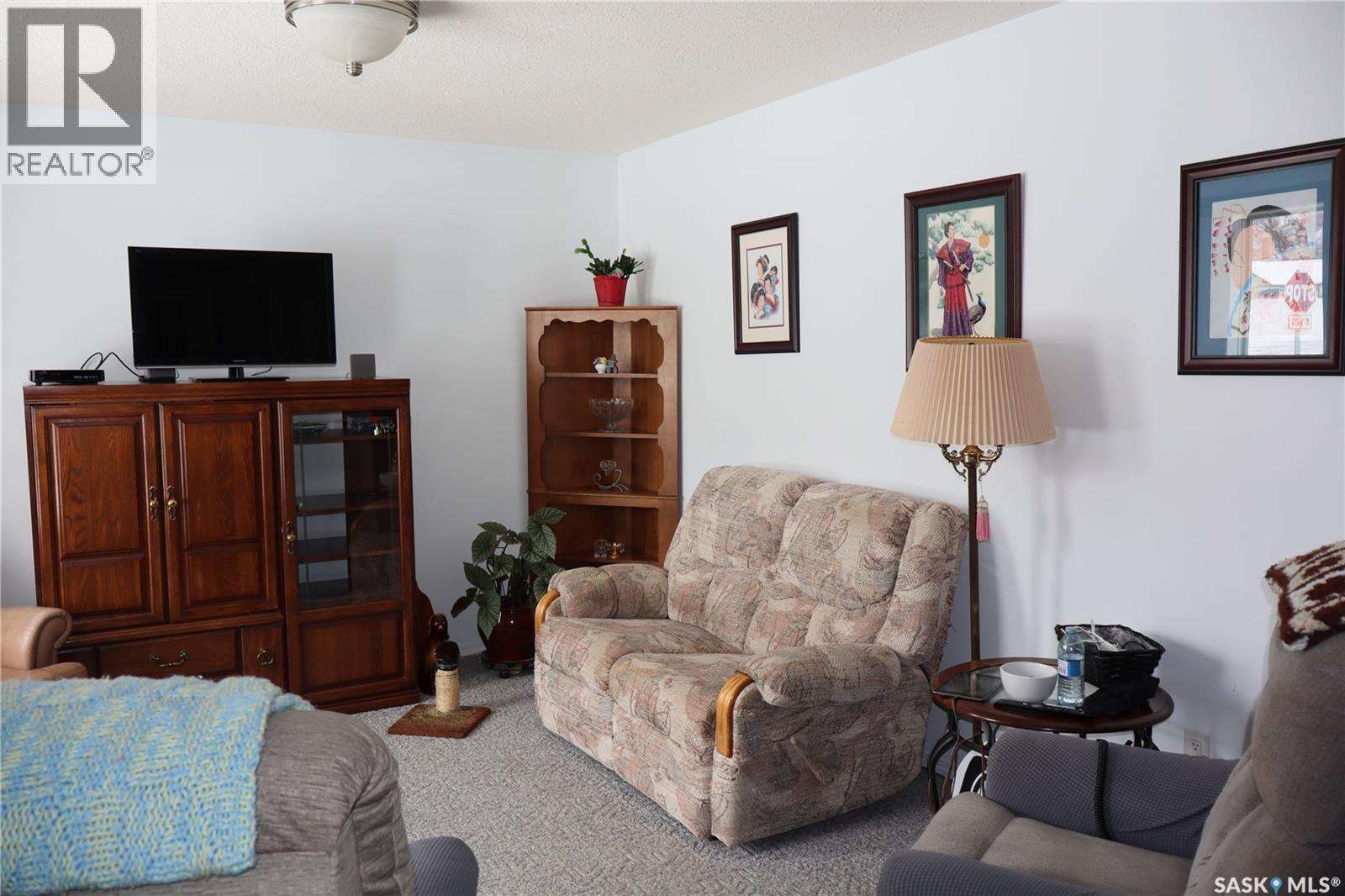 W 319 6th Avenue W, Assiniboia, Saskatchewan  S0H 0B0 - Photo 8 - SK033263