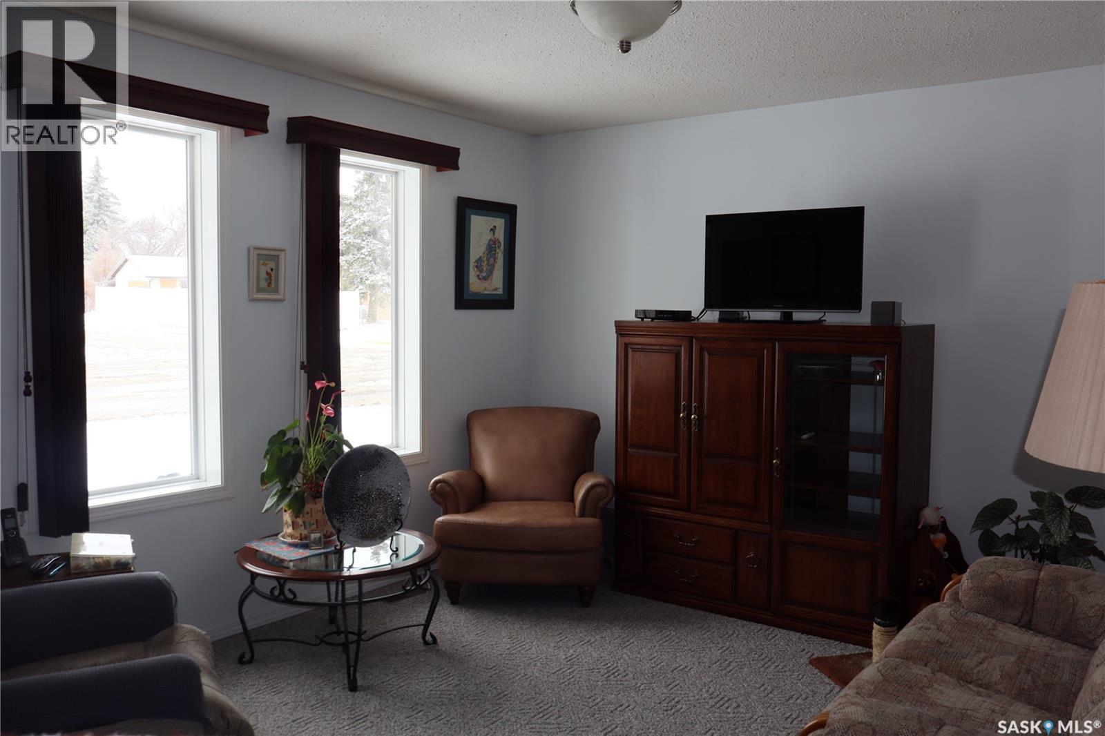 W 319 6th Avenue W, Assiniboia, Saskatchewan  S0H 0B0 - Photo 9 - SK033263