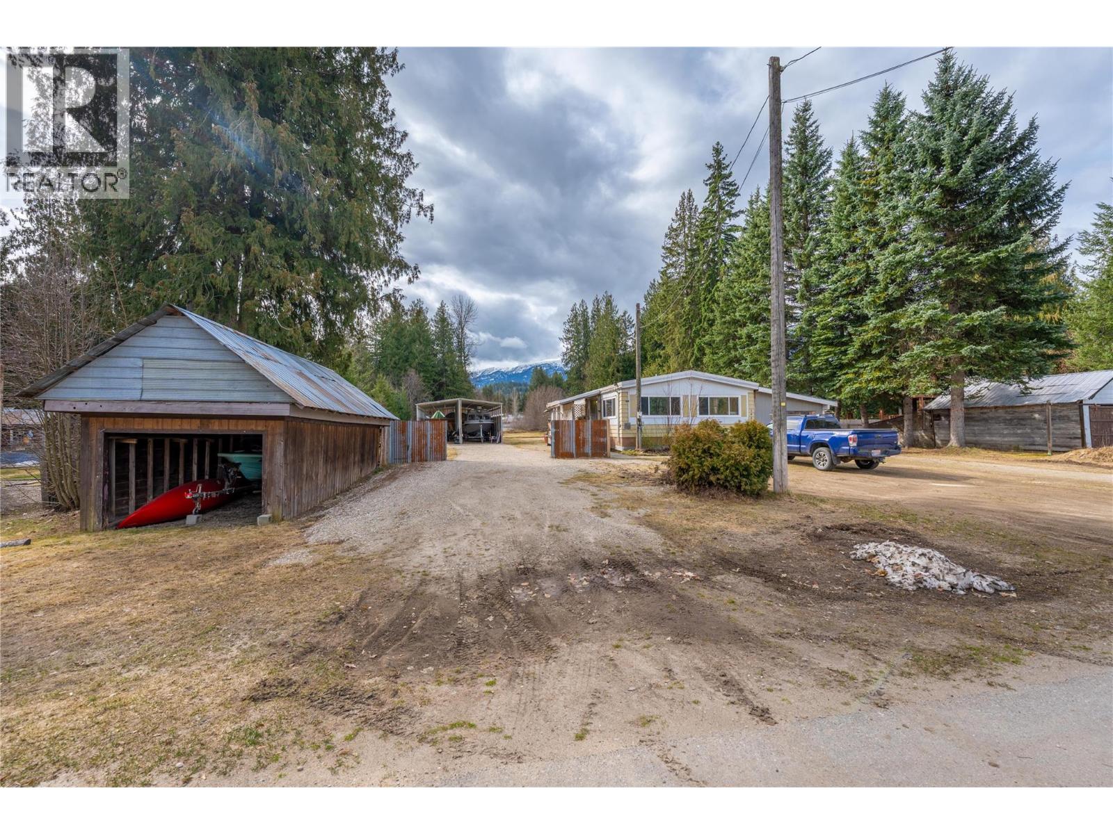 1657 Illinisky Road, Revelstoke, British Columbia  V0E 3K0 - Photo 3 - 10382619