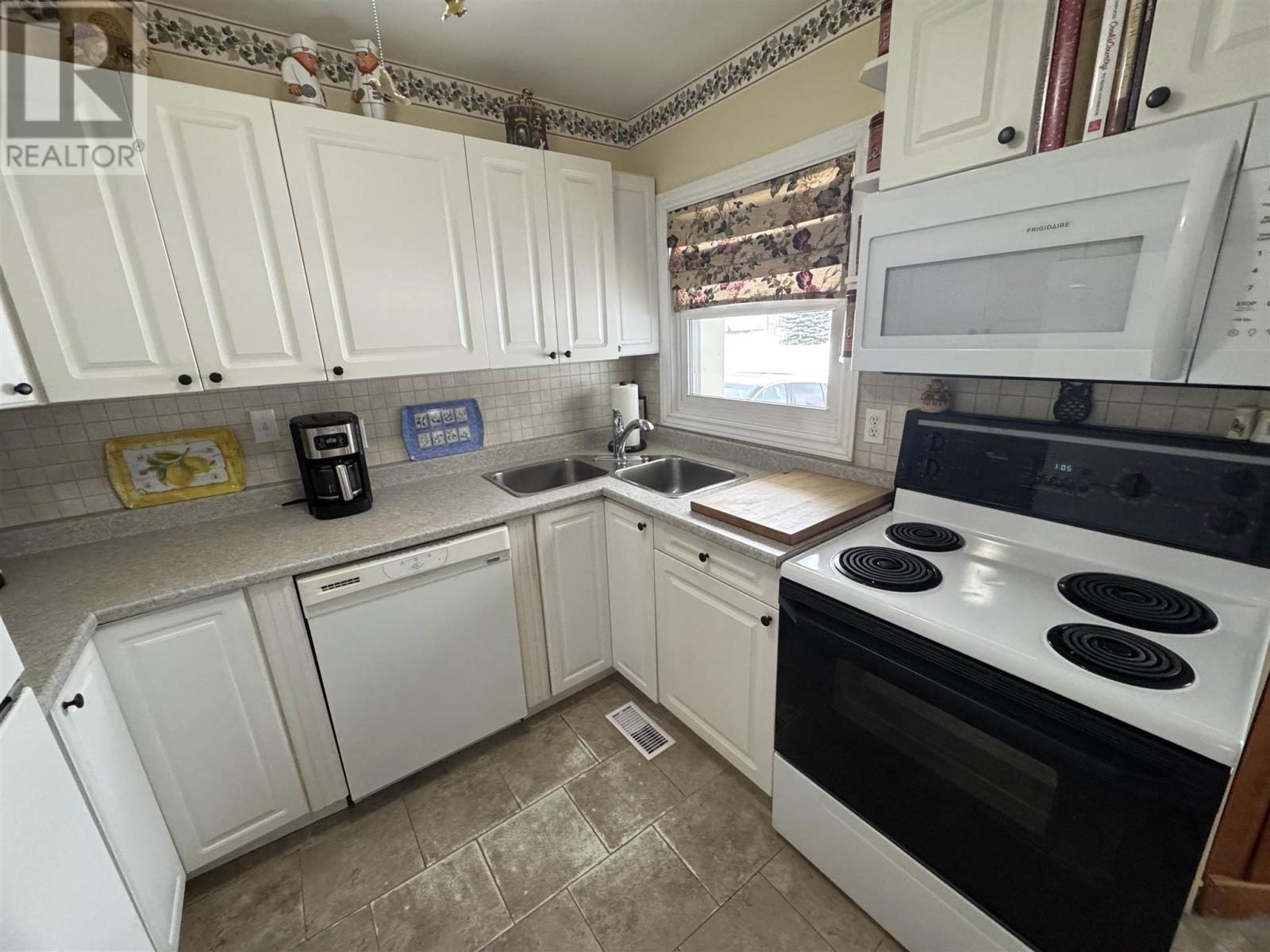 143 Dieppe Ave, Elliot Lake, Ontario  P5A 1H6 - Photo 4 - SM260689