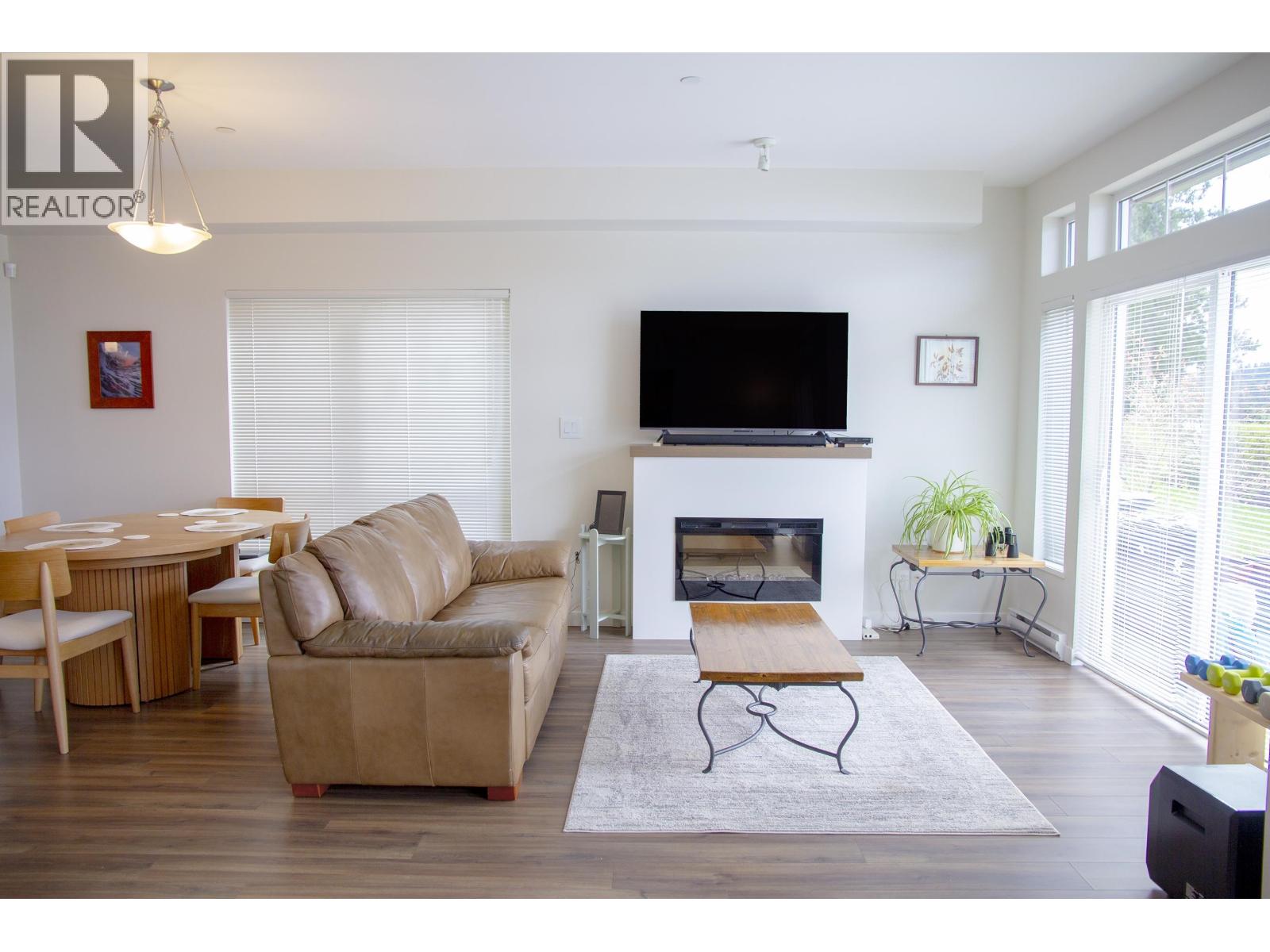 5915 Beachgate Lane, Sechelt, British Columbia  V7Z 0A4 - Photo 3 - R3110913