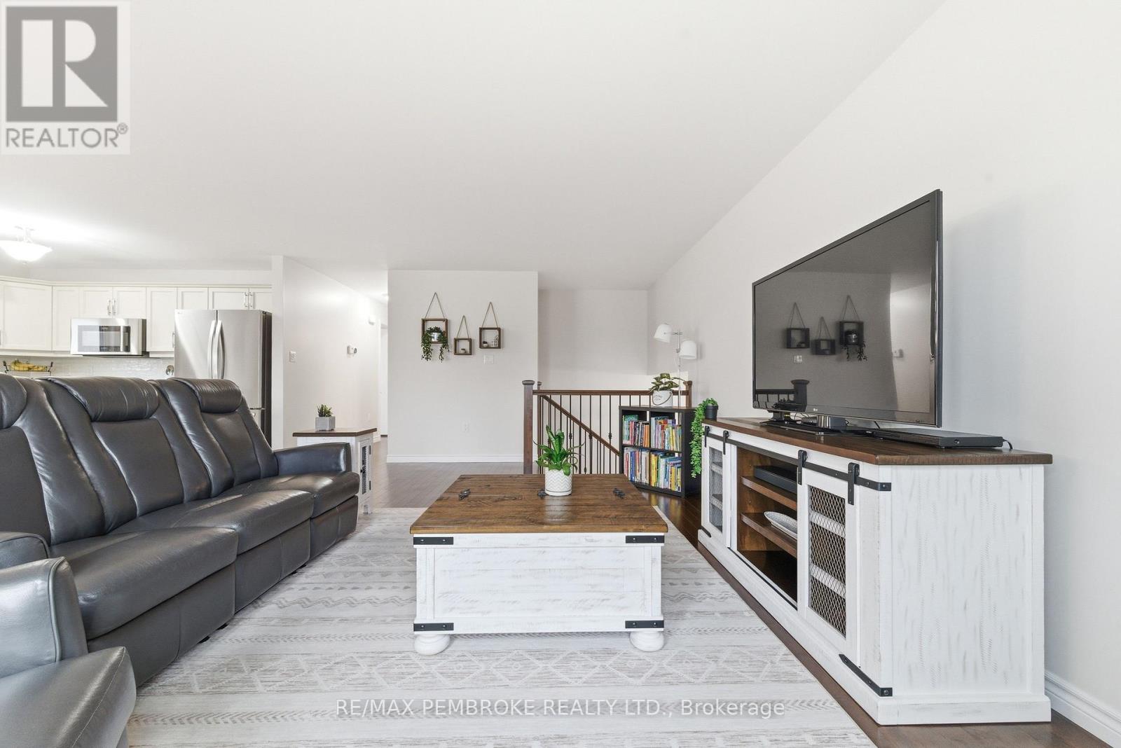 3 Nile Street, Petawawa, Ontario  K8H 0E8 - Photo 11 - X13013594